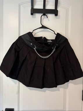 Royal bones black Pleated Mini Skirt with Chain Accent